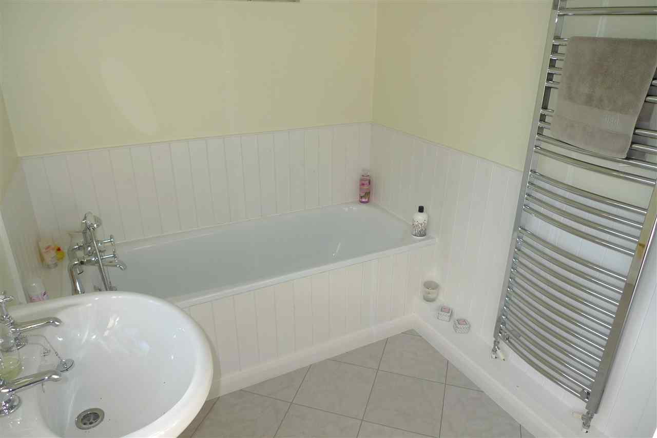 resized-2349823-Springfield Cottages 8 bath.jpg